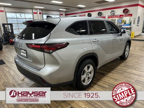 Used 2024 Toyota Highlander LE AWD/4WD image 5