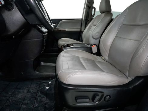 Used 2017 Toyota Sienna Limited Premium w/ Outdoor Package image 13