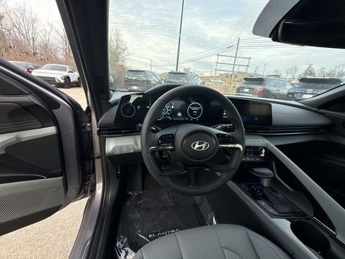 New 2025 Hyundai Elantra Limited image 11