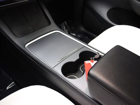 Used 2022 Tesla Model Y Long Range image 31