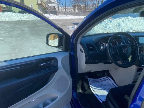 Used 2018 Dodge Grand Caravan SE w/ UConnect Hands-Free Group image 10