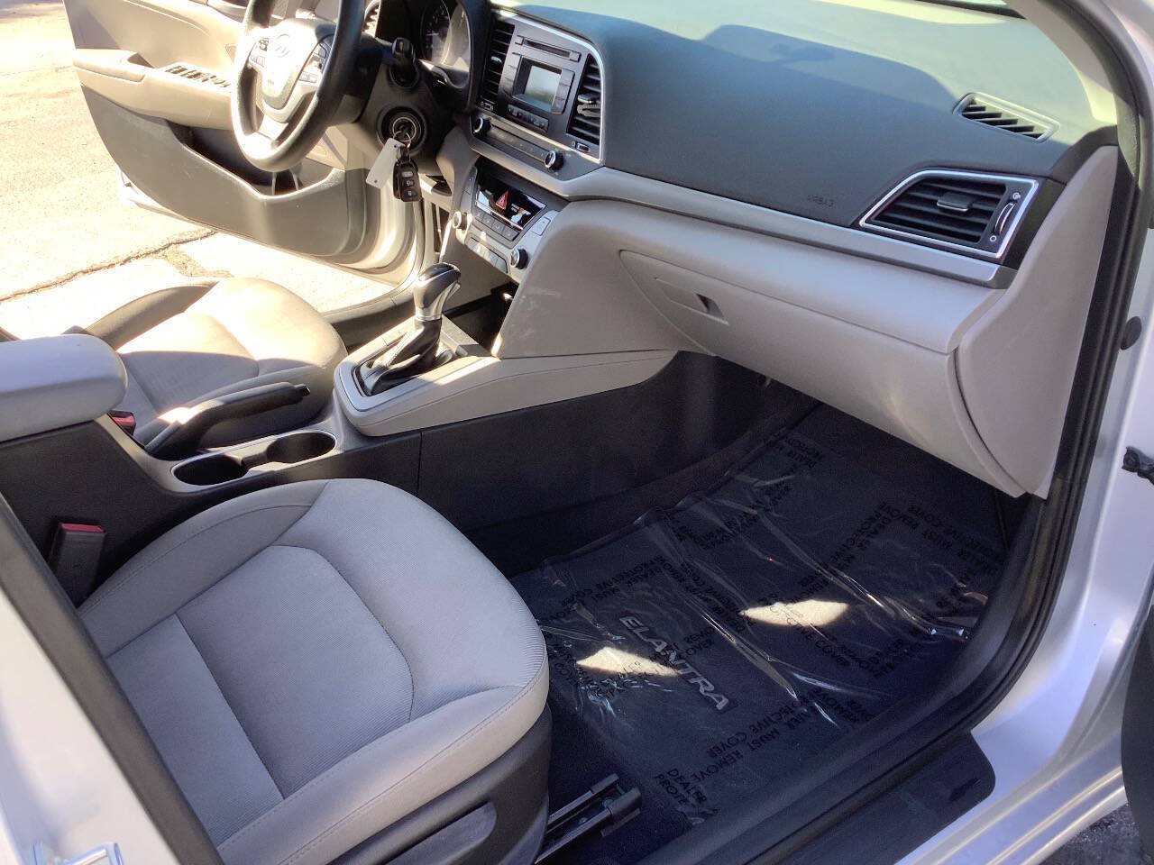 Used 2017 Hyundai Elantra SE FWD image 29
