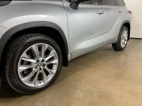 Used 2020 Toyota Highlander Limited AWD/4WD image 2
