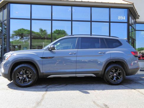 Used 2025 Volkswagen Atlas Peak Edition SE AWD/4WD image 8