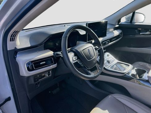 Used 2023 Lincoln Nautilus FWD w/ Premium Package image 9