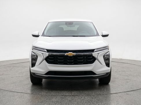 Used 2025 Chevrolet Trax LT FWD image 2