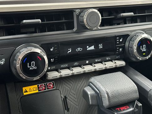 Used 2025 Toyota Tacoma TRD Off-Road w/ TRD Off Road Premium Package AWD/4WD image 18