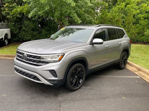 Used 2022 Volkswagen Atlas SE w/ Panoramic Sunroof Package FWD image 3