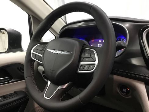 Used 2023 Chrysler Pacifica Touring-L AWD/4WD image 35
