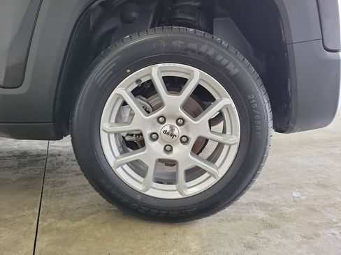 Used 2023 Jeep Renegade Latitude AWD/4WD image 11