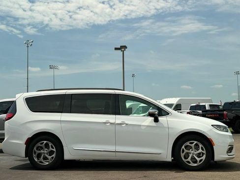 Used 2023 Chrysler Pacifica Limited FWD image 41