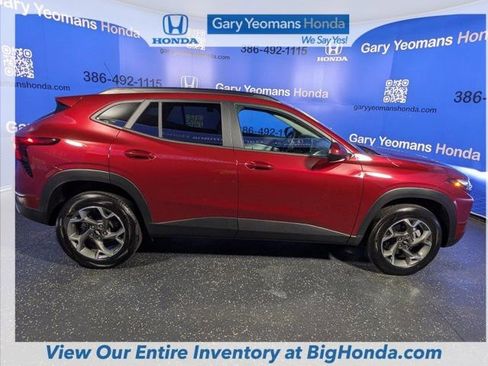 Used 2025 Chevrolet Trax LT w/ Driver Confidence Package image 3