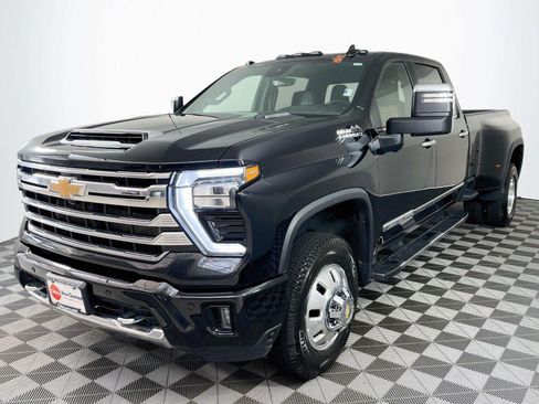 Used 2024 Chevrolet Silverado 3500 High Country w/ High Country Premium Package AWD/4WD image 3