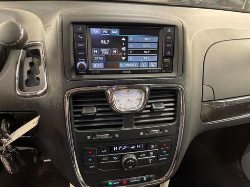 Used 2016 Chrysler Town & Country Touring image 19