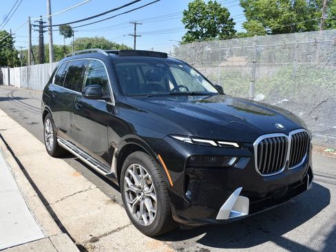 Used 2025 BMW X7 xDrive40i w/ Premium Package AWD/4WD image 4