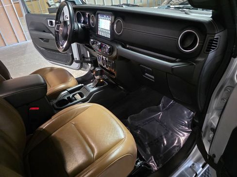 Used 2022 Jeep Wrangler Unlimited Sahara AWD/4WD image 17