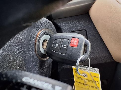 Used 2013 Toyota RAV4 XLE image 28