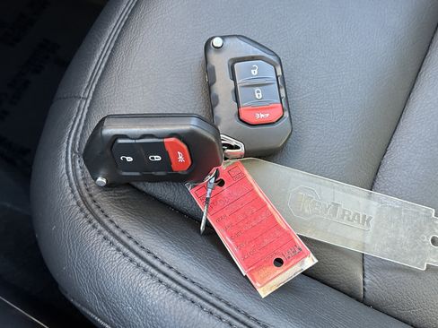 Used 2023 Jeep Wrangler Sahara image 37