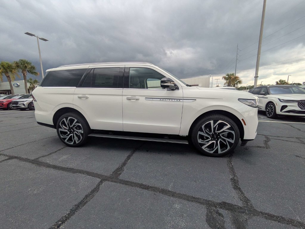 New 2027 Lincoln Navigator Reserve AWD/4WD image 3