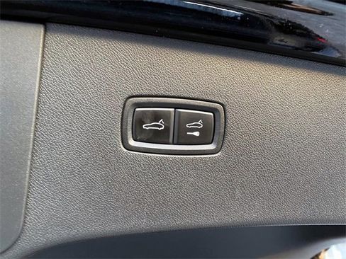 Used 2022 Porsche Cayenne Platinum Edition image 6