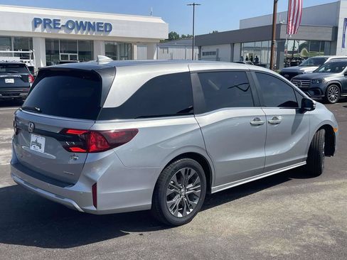 Used 2025 Honda Odyssey Touring image 3