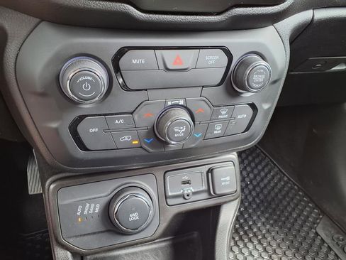 Used 2020 Jeep Renegade Latitude w/ Cold Weather Group AWD/4WD image 22
