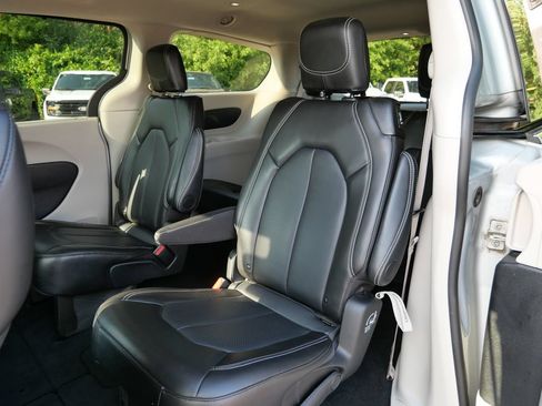 Used 2024 Chrysler Pacifica Touring-L FWD image 15