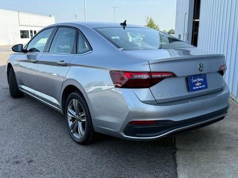 Used 2024 Volkswagen Jetta SE FWD image 2