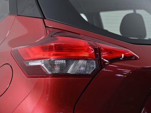 Used 2019 Nissan Kicks SV image 8