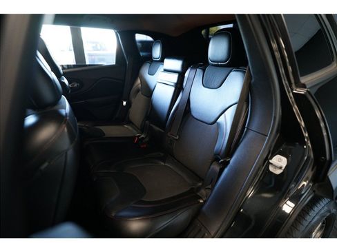 Used 2015 Jeep Cherokee Trailhawk AWD/4WD image 12