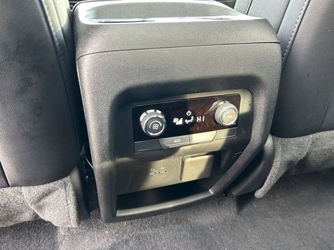 Used 2025 Chevrolet Traverse Z71 image 36