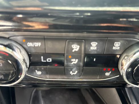 Used 2025 Chevrolet Trax RS w/ Sunroof Package FWD image 22