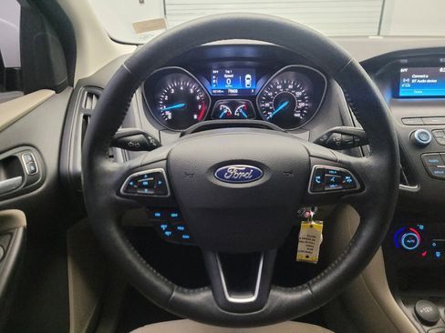 Used 2018 Ford Focus SE w/ SE Appearance Package FWD image 22