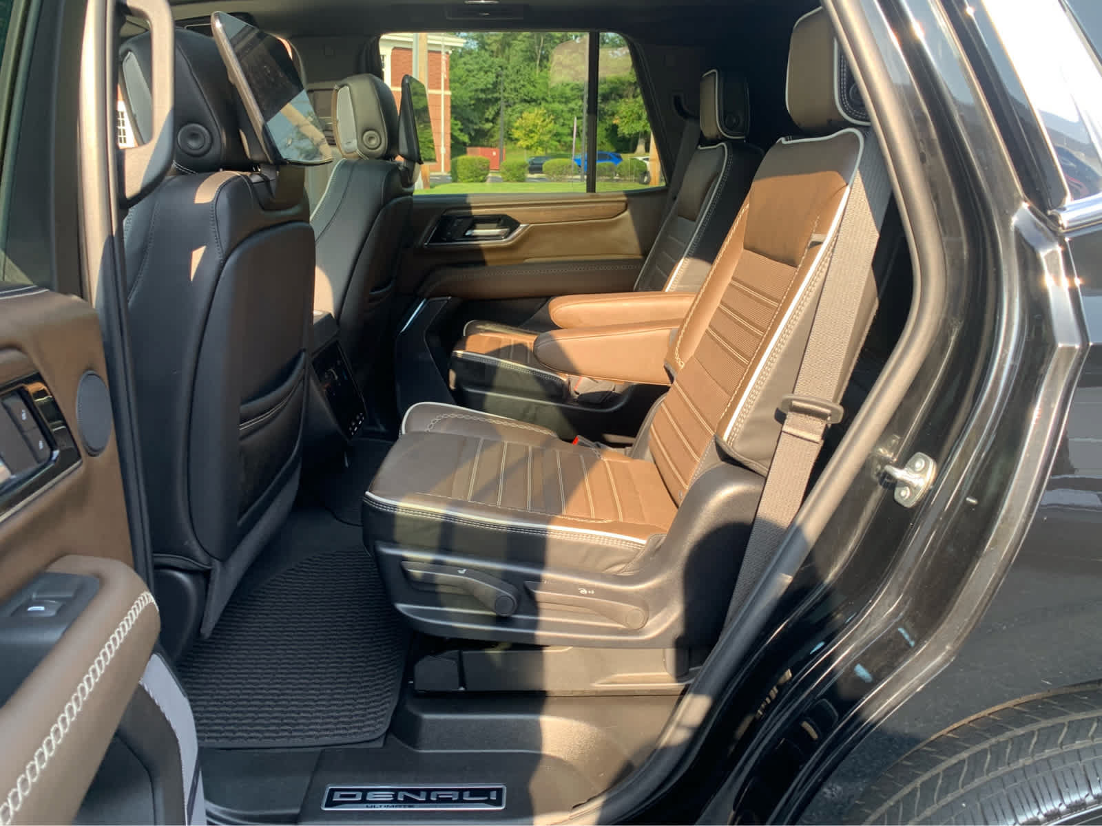 Used 2026 GMC Yukon Denali Ultimate w/ LPO, Floor Liner Package AWD/4WD image 24