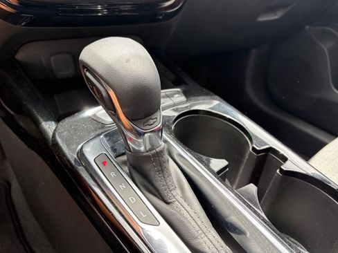 Used 2025 Chevrolet Trax LT FWD image 8