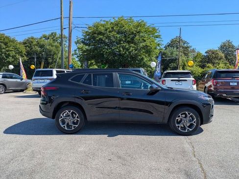 Used 2025 Chevrolet Trax LT FWD image 2