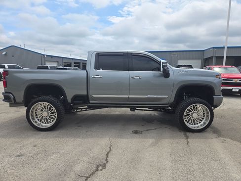 Used 2024 Chevrolet Silverado 3500 High Country w/ High Country Premium Package AWD/4WD image 2