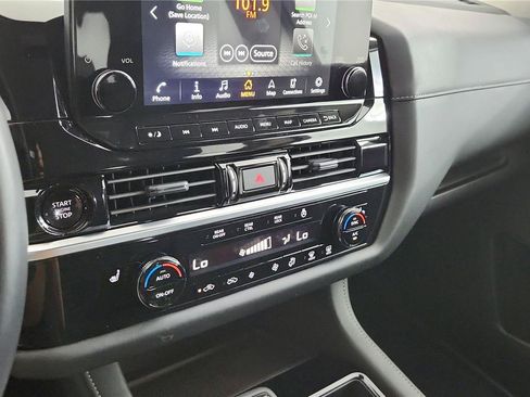 Used 2025 Nissan Pathfinder SL FWD image 33