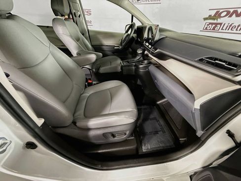 Used 2023 Toyota Sienna XLE w/ XLE Plus Package FWD image 31