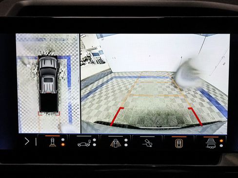 Certified 2025 Chevrolet Silverado 1500 High Country w/ Technology Package image 40