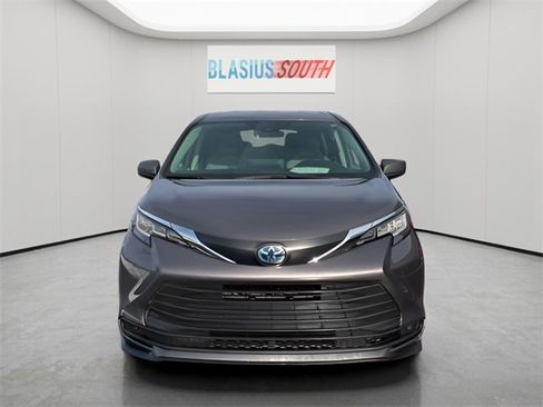 Used 2022 Toyota Sienna LE image 8