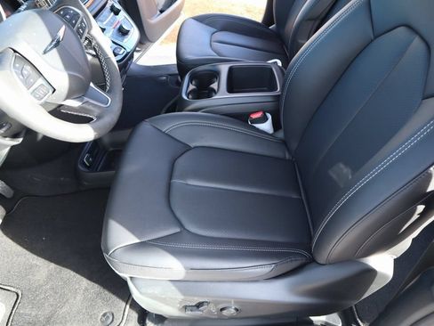 New 2026 Chrysler Pacifica Select FWD image 11
