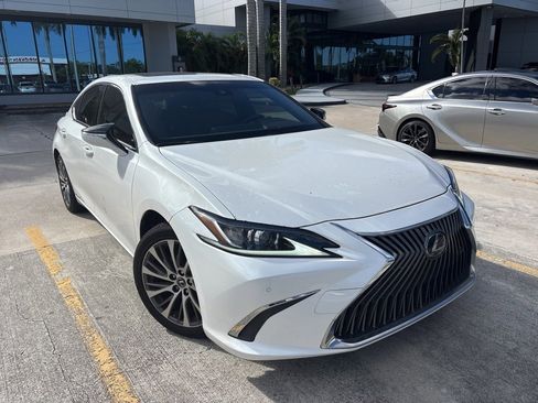 Used 2019 Lexus ES 300h image 1