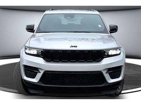 Used 2024 Jeep Grand Cherokee Altitude image 4