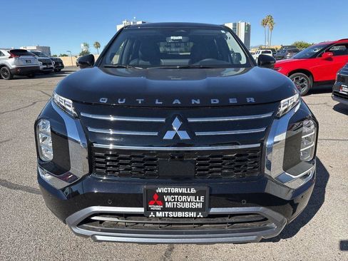 Used 2025 Mitsubishi Outlander SE FWD image 2