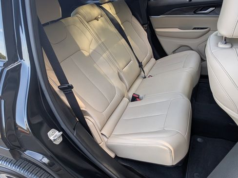 Used 2025 Jeep Grand Cherokee Limited w/ Luxury Tech Group II image 20