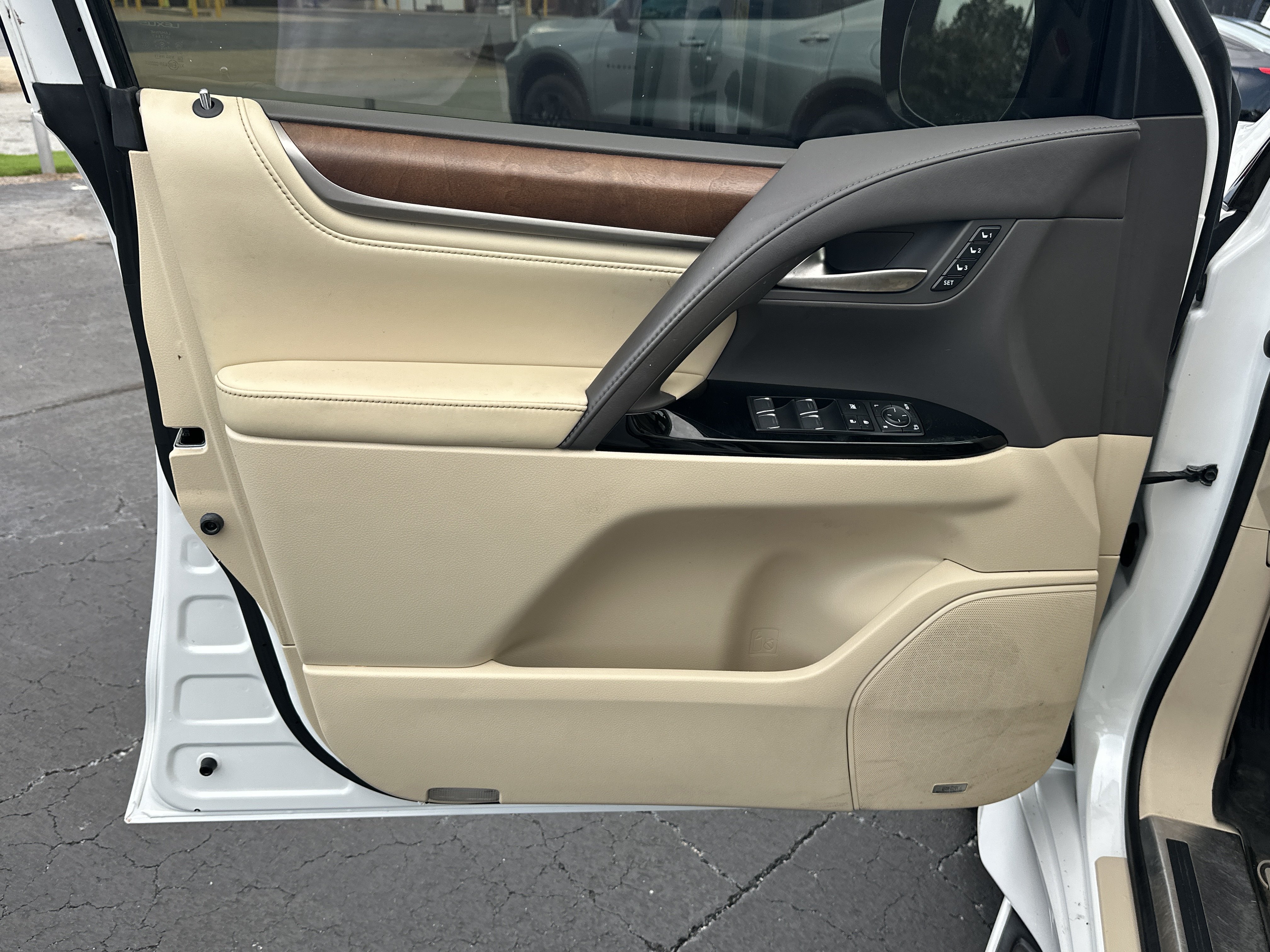 Used 2018 Lexus LX 570 4WD w/ Luxury Package image 11