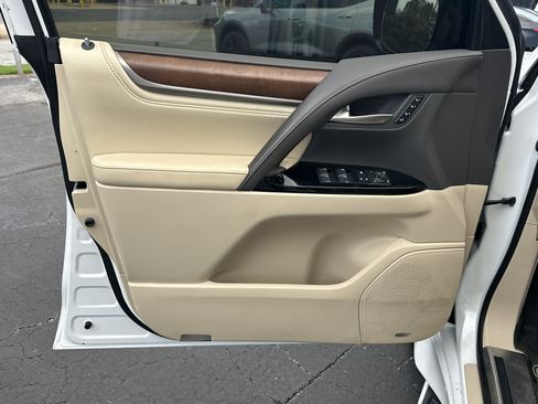 Used 2018 Lexus LX 570 4WD w/ Luxury Package image 11