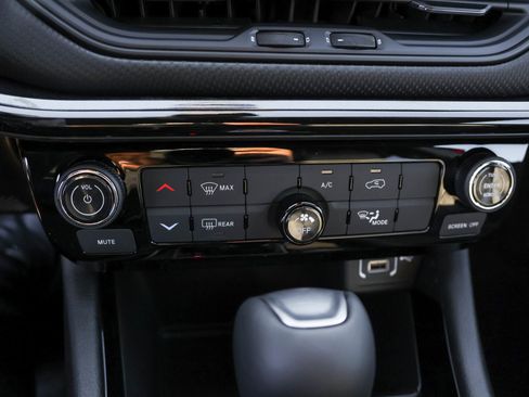 New 2026 Jeep Compass Latitude image 17