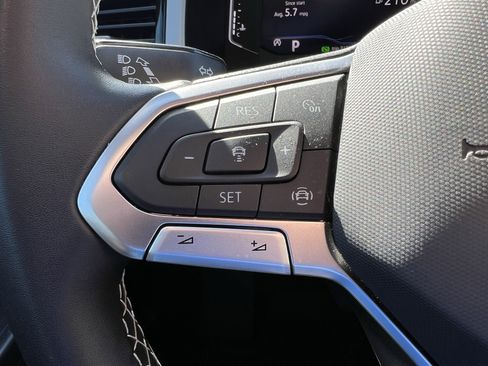 Used 2022 Volkswagen Atlas Cross Sport SE image 19